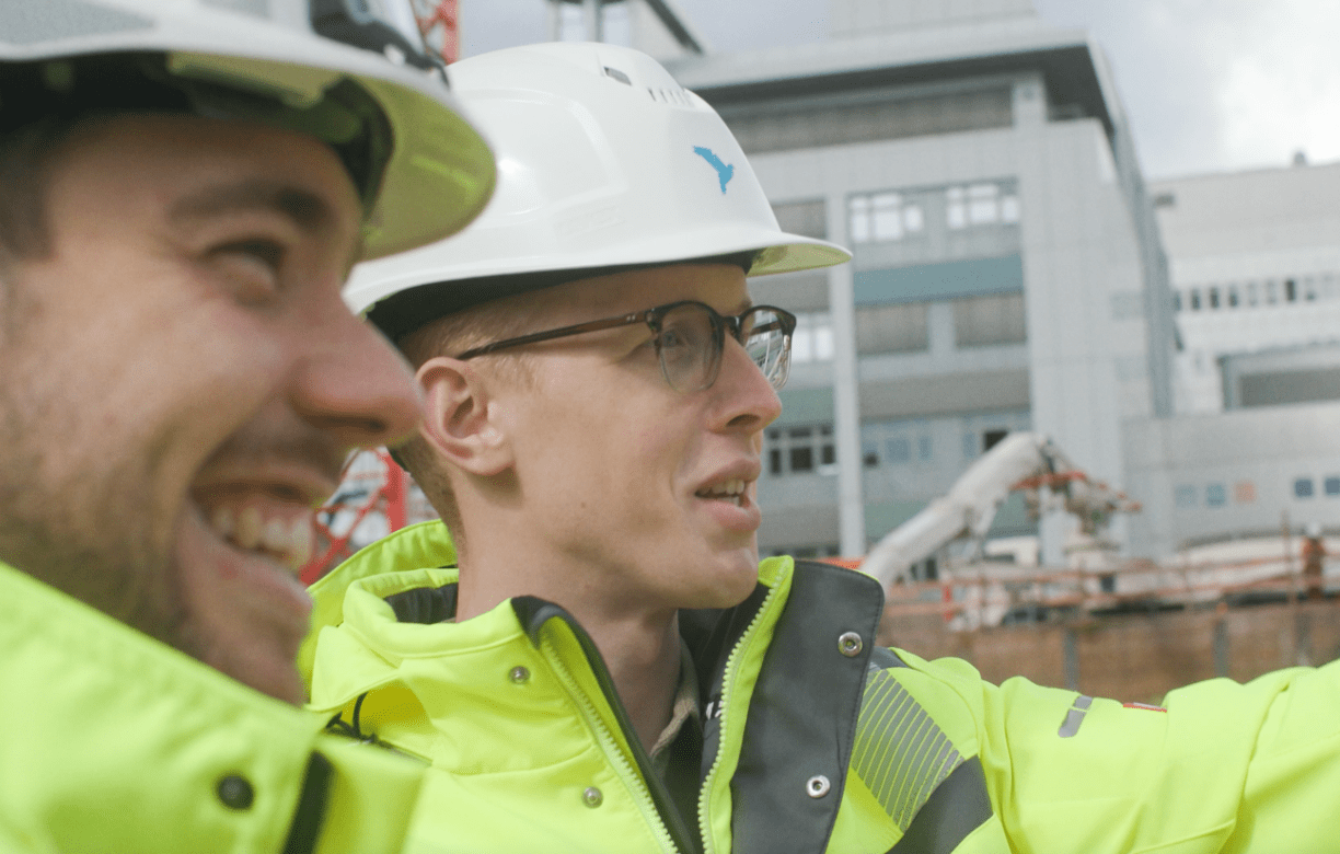 max-sel17_zeigend-min